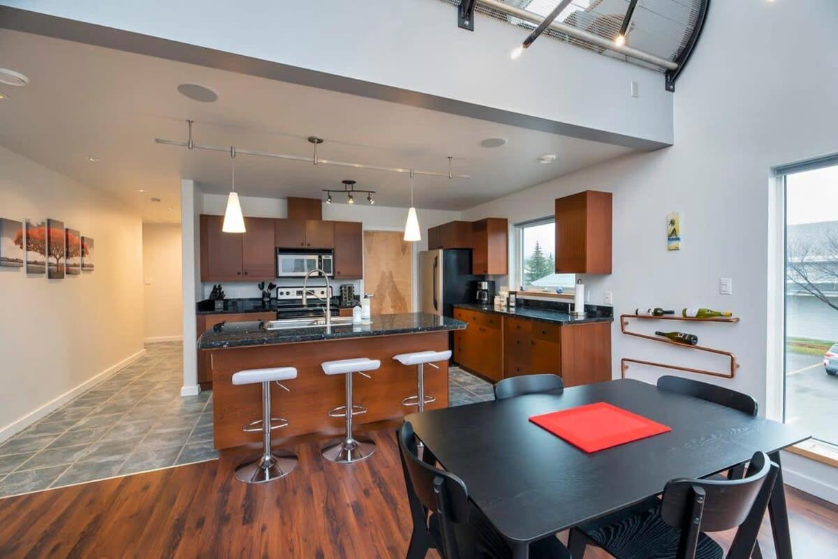Вилла Nn - The Flame - Downtown 1-Bed 2-Bath Уайтхорс Экстерьер фото